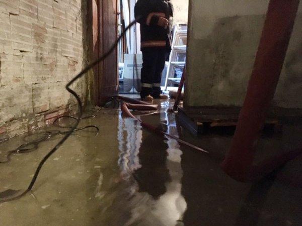 Mazgaldan akan su depoyu bastı