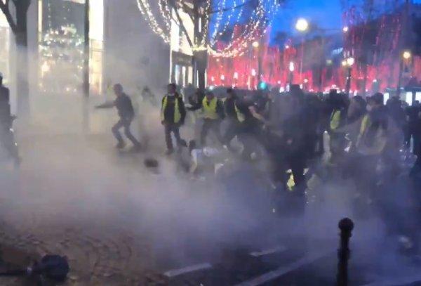 Fransız polisi eylemcilere silah çekti