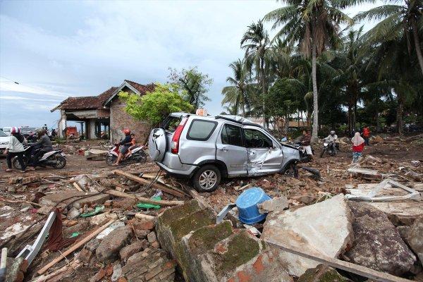 Endonezya'daki tsunami felaketi: 373 ölü