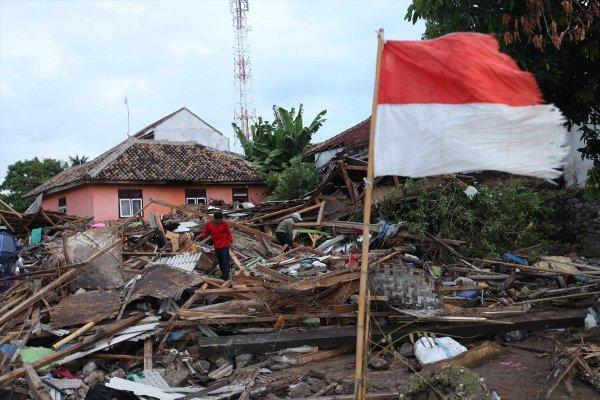 Endonezya'daki tsunami felaketi: 373 ölü