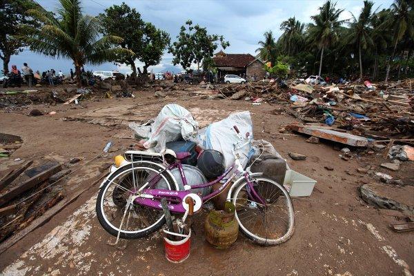 Endonezya'daki tsunami felaketi: 373 ölü