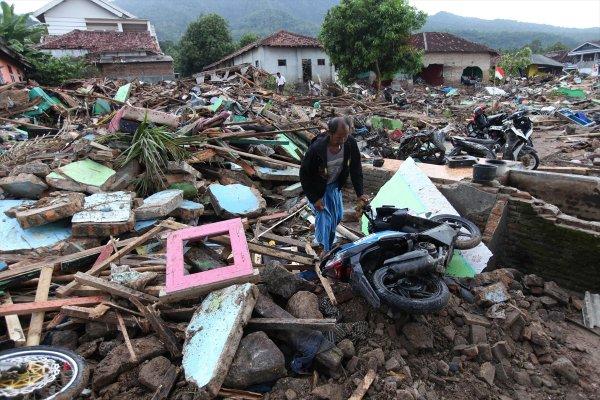 Endonezya'daki tsunami felaketi: 373 ölü