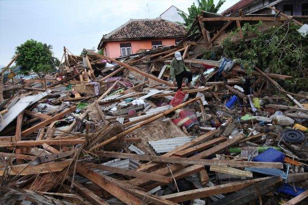 Endonezya'daki tsunami felaketi: 373 ölü