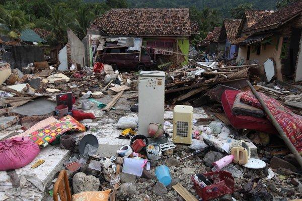 Endonezya'daki tsunami felaketi: 373 ölü
