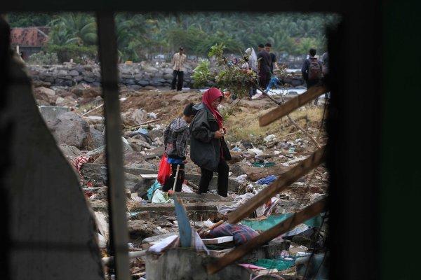 Endonezya'daki tsunami felaketi: 373 ölü