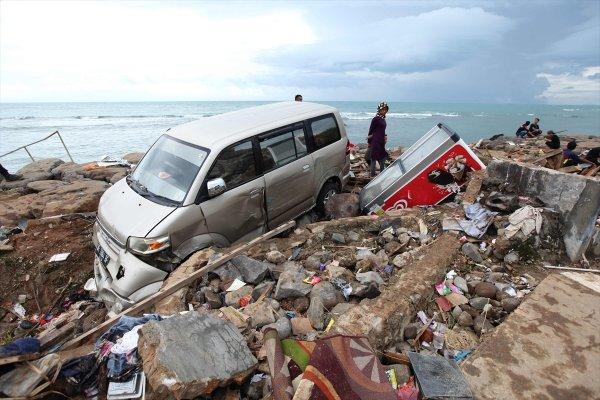 Endonezya'daki tsunami felaketi: 373 ölü
