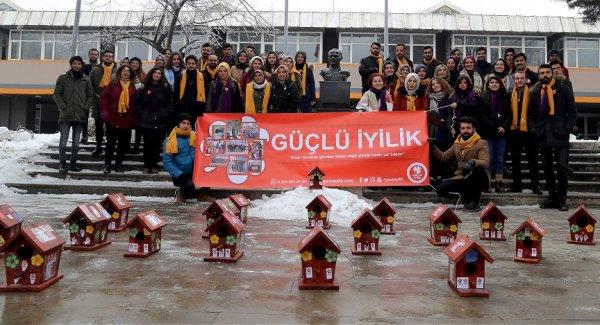 Kar altındaki Erzurum'da kuşlara sıcak yuva yaptılar