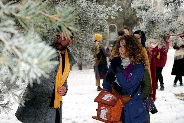 Kar altındaki Erzurum'da kuşlara sıcak yuva yaptılar