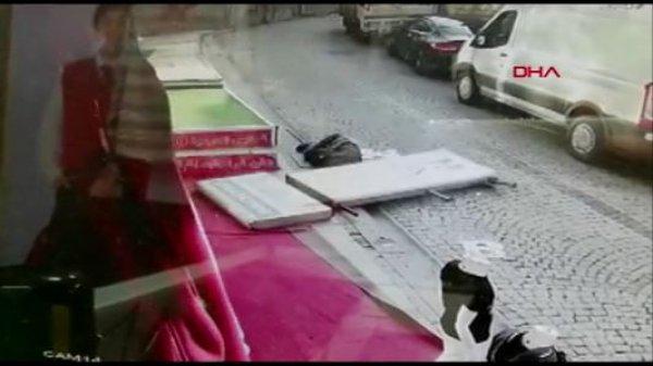 Fatih'te reklam tabelası yaşlı adamın üzerine düştü