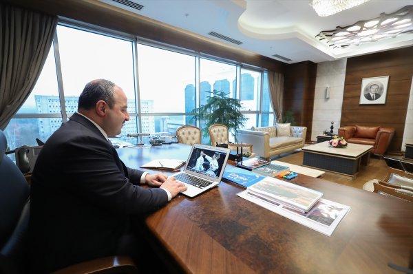 Bakan Mustafa Varank, AA'nın fotoğraflarını oyladı