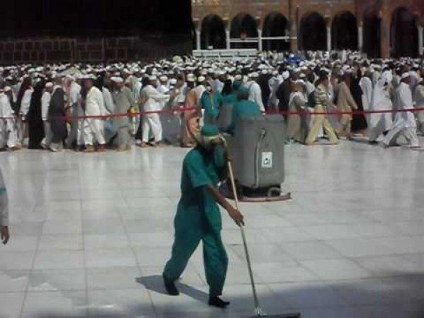 Kabe'de sürahiyle çekçekli temizlik