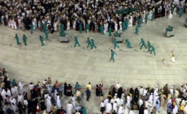 Kabe'de sürahiyle çekçekli temizlik