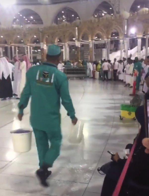 Kabe'de sürahiyle çekçekli temizlik