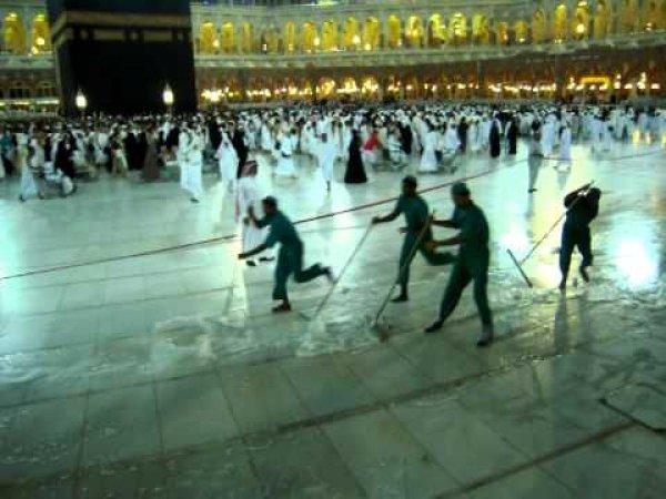 Kabe'de sürahiyle çekçekli temizlik