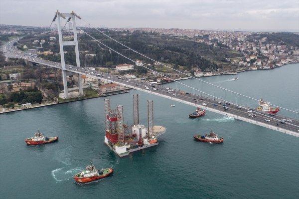 Dev platform gemisi boğazdan geçti