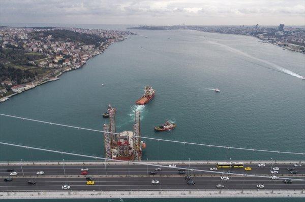 Dev platform gemisi boğazdan geçti