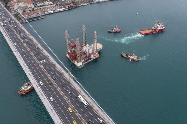 Dev platform gemisi boğazdan geçti