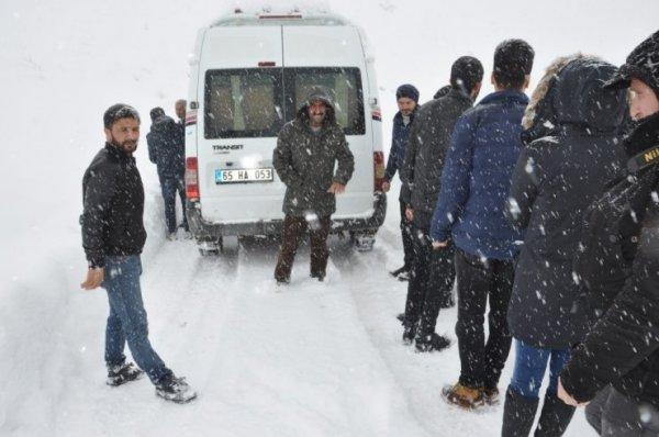 Hakkari’de mahsur kalan 14 öğretmeni zor kurtardılar