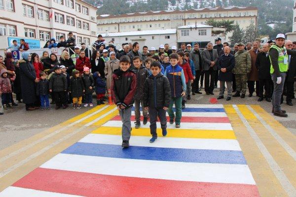 Gökkuşağı okul geçidi Türkiye'de ilk