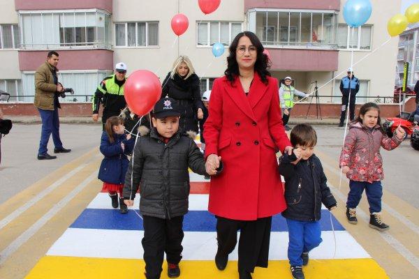 Gökkuşağı okul geçidi Türkiye'de ilk