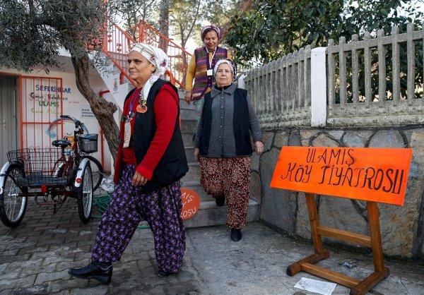 Köylü kadınlarının tiyatro başarısı