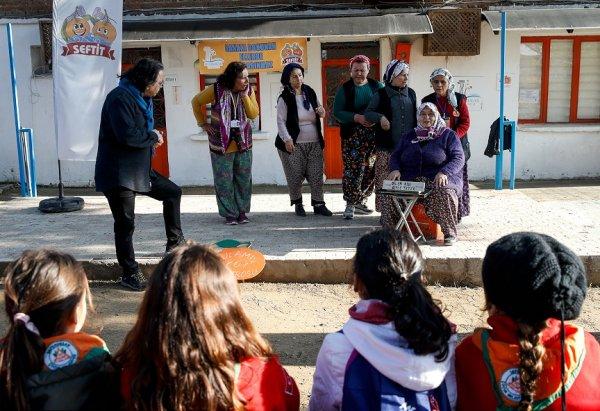 Köylü kadınlarının tiyatro başarısı