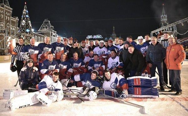 Putin ve Şoygu, Kızıl Meydan’da buz hokeyi oynadı