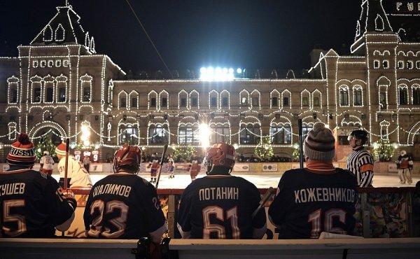 Putin ve Şoygu, Kızıl Meydan’da buz hokeyi oynadı