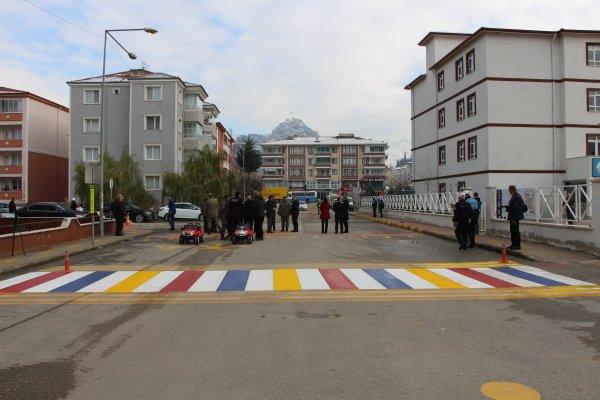 Gökkuşağı okul geçidi Türkiye'de ilk