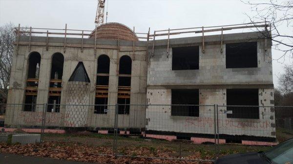 Almanya'da camiye boyalı saldırı