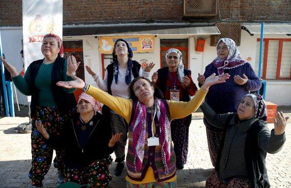 Köylü kadınlarının tiyatro başarısı