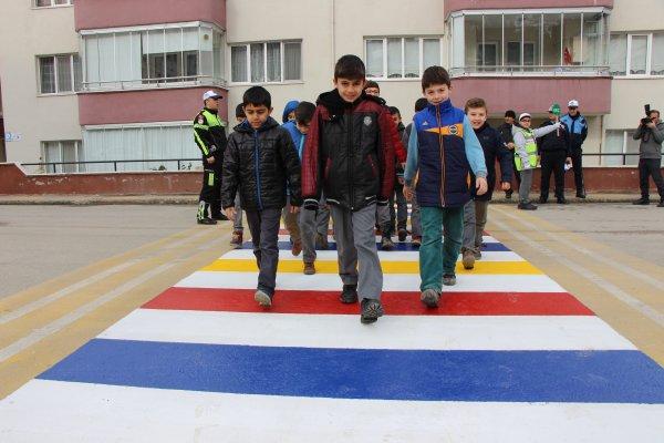 Gökkuşağı okul geçidi Türkiye'de ilk