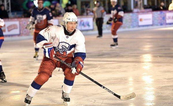 Putin ve Şoygu, Kızıl Meydan’da buz hokeyi oynadı