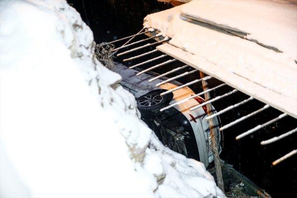 Ankara'da araba inşaat temeline düştü: 2 yaralı