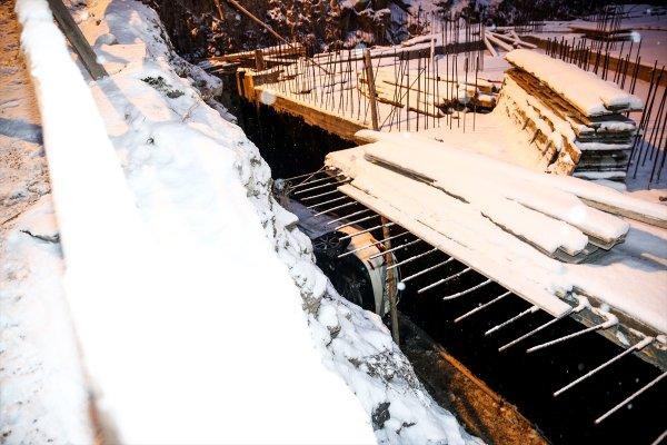 Ankara'da araba inşaat temeline düştü: 2 yaralı