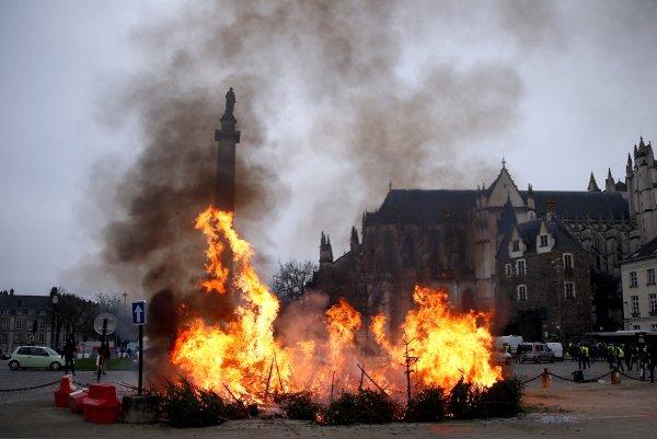 Fransa'da Sarı Yelekliler sekizinci kez sokaklarda