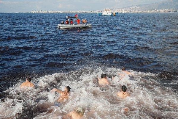 İzmir'de 'haç çıkarma' töreni yapıldı