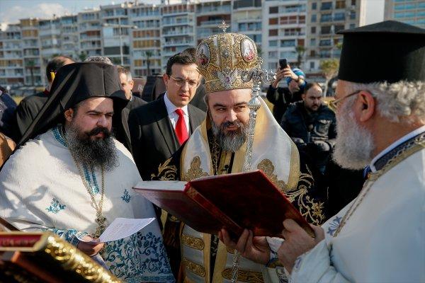 İzmir'de 'haç çıkarma' töreni yapıldı