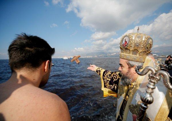 İzmir'de 'haç çıkarma' töreni yapıldı
