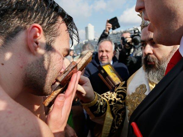 İzmir'de 'haç çıkarma' töreni yapıldı