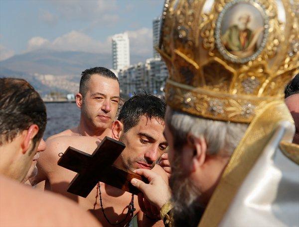 İzmir'de 'haç çıkarma' töreni yapıldı