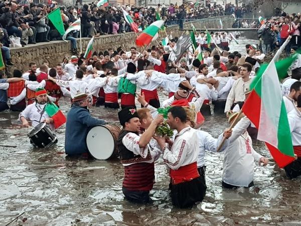 Bulgaristan'da 200 yıllık gelenek: Nehirde erkek halayı