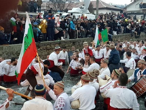 Bulgaristan'da 200 yıllık gelenek: Nehirde erkek halayı