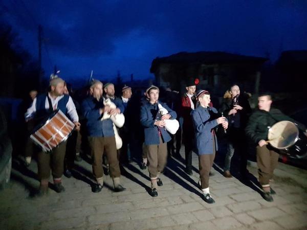 Bulgaristan'da 200 yıllık gelenek: Nehirde erkek halayı