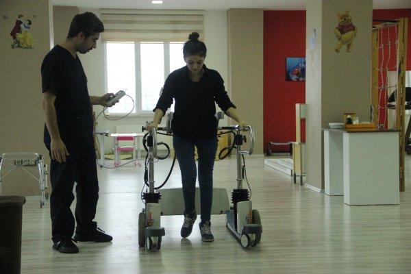 Doktorların umutsuz baktığı genç kız hayata tutundu