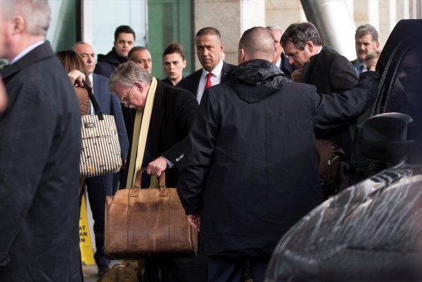 Bolton 2 kırmızı dosya ile ülkesine döndü