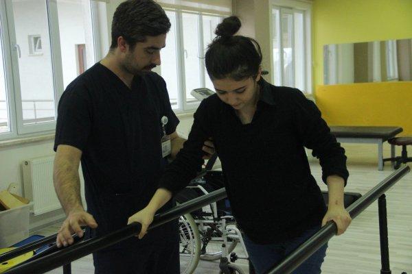 Doktorların umutsuz baktığı genç kız hayata tutundu