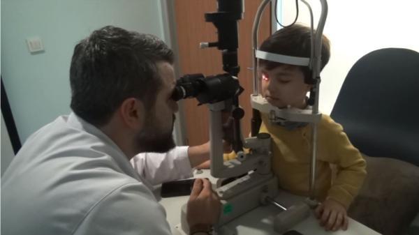 Kedi gözlü çocuk, gece karalığında görüyor