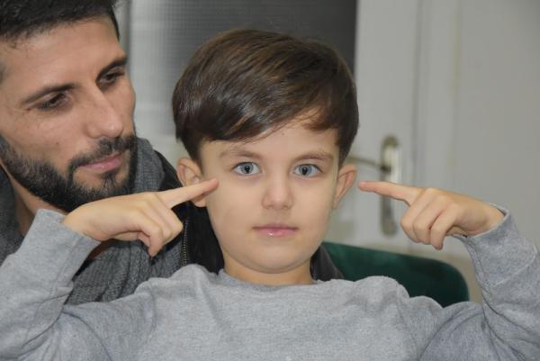 Kedi gözlü çocuk, gece karalığında görüyor