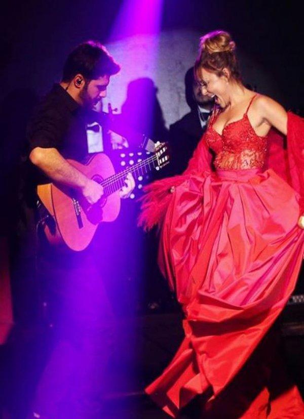 Ziynet Sali gitaristine aşık oldu